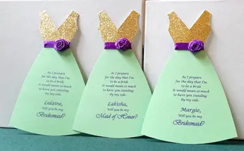 személyre szabott név cím szöveg csillog Te leszel a koszorúslányom tiszteletbeli szobalányom Ajánlatkérő kártyák esküvői ruha meghívók