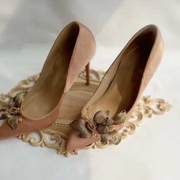 Szexi gyöngyök fém fretwork pillangó Magas sarkú selyem szivattyúk Női dróthúzó pillangók csúsznak az esküvői ruha cipőjén